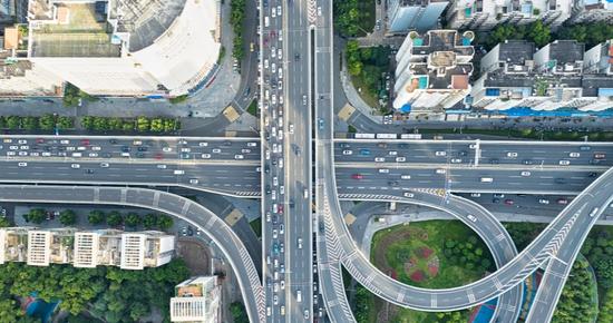 创历史新高！我国已建成全球最大高速铁路、公路网 第 1 张