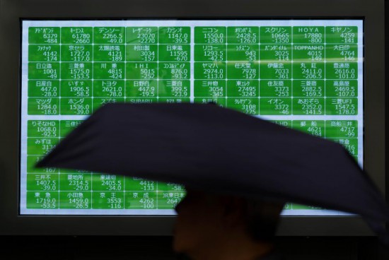 8月2日，在日本东京，行人经过一处股指信息电子显示屏。新华社记者张笑宇摄