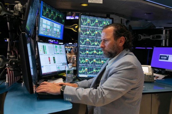 5月3日，交易员在美国纽约证券交易所交易大厅工作。新华社发（郭克摄）