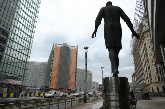 6月3日,在比利时布鲁塞尔,车辆驶过欧盟委员会大楼。新华社记者赵丁喆摄