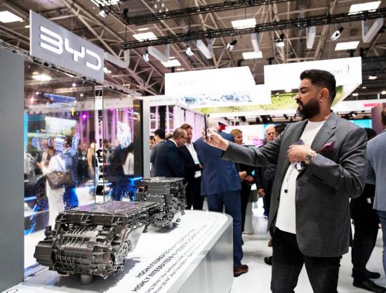 2023年9月4日,一名参观者在德国慕尼黑国际车展媒体预展上拍摄比亚迪的展品。新华社记者张帆摄